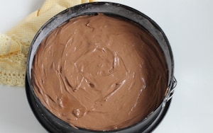 Preparazione Torta al cioccolato fondente con crema al cocco - Fase 3