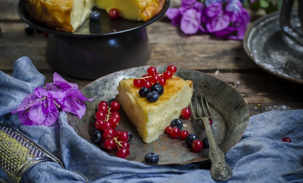 Torta al mascarpone con ribes e mirtilli ricetta