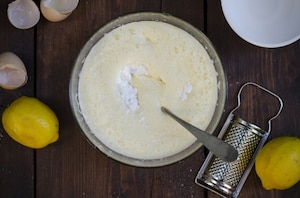 Preparazione Torta al mascarpone con ribes e mirtilli - Fase 2