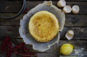 Preparazione Torta al mascarpone con ribes e mirtilli - Fase 4