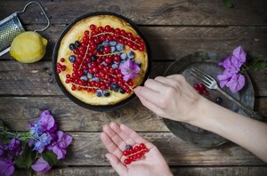 Preparazione Torta al mascarpone con ribes e mirtilli - Fase 5