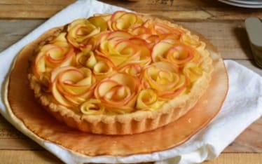 Torta di mele con rose