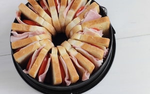 Preparazione Ciambellone di toast con prosciutto e formaggio - Fase 2