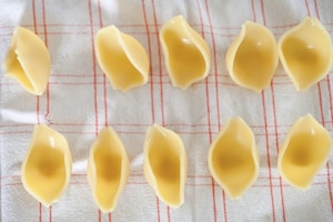 Preparazione Conchiglioni ripieni al bacon e melograno - Fase 1
