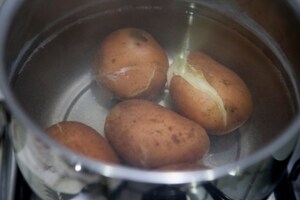Preparazione Crocchette di patate con mele e speck croccante - Fase 1