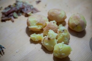 Preparazione Crocchette di patate con mele e speck croccante - Fase 1