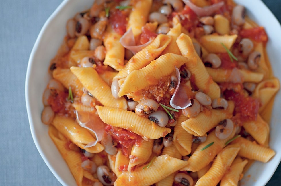 Garganelli con fagioli e crudo al rosmarino ricetta