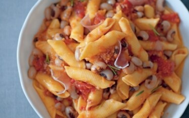 Garganelli con fagioli e crudo al rosmarino