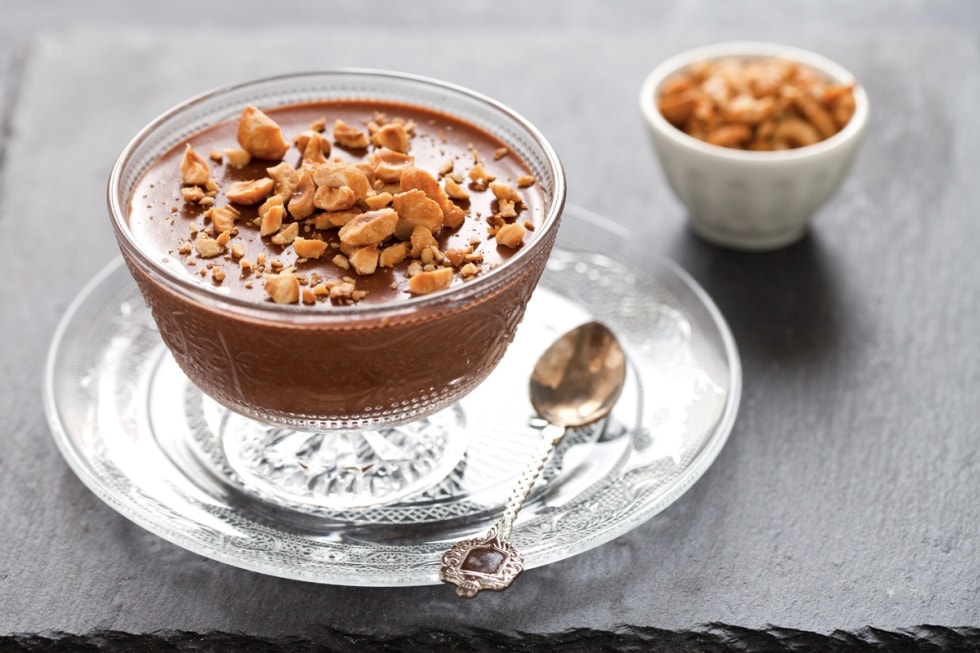 Mousse al cioccolato fondente e caffè con nocciole pralinate ricetta