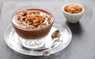Mousse al cioccolato fondente e caffè con nocciole pralinate Mousse al cioccolato fondente e caffè con nocciole pralinate