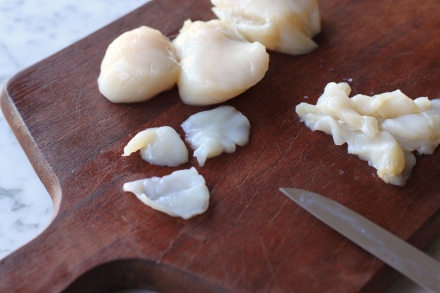 Preparazione Pappardelle con salsa di capesante allo zafferano - Fase 1 Preparazione Pappardelle con salsa di capesante allo zafferano - Fase 1