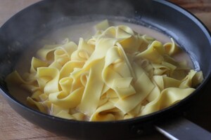 Preparazione Pappardelle con salsa di capesante allo zafferano - Fase 3