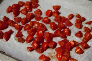Preparazione Pizzette con pomodori canditi e stracciatella di burrata - Fase 1