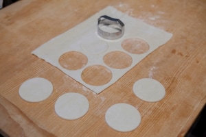 Preparazione Pizzette con pomodori canditi e stracciatella di burrata - Fase 2