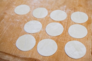 Preparazione Pizzette con pomodori canditi e stracciatella di burrata - Fase 2