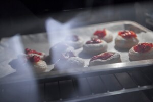 Preparazione Pizzette con pomodori canditi e stracciatella di burrata - Fase 3
