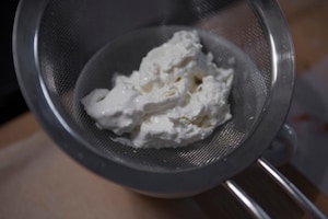 Preparazione Pizzette con pomodori canditi e stracciatella di burrata - Fase 4