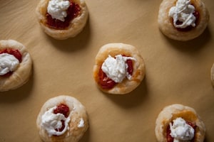 Preparazione Pizzette con pomodori canditi e stracciatella di burrata - Fase 4