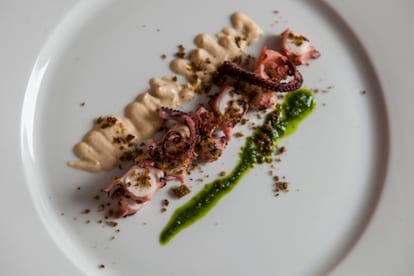 Polpo con salsa d’arachidi, emulsione di basilico, polvere di olive taggiasche