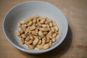 Preparazione Polpo con salsa d’arachidi, emulsione di basilico, polvere di olive taggiasche - Fase 2