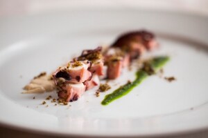 Preparazione Polpo con salsa d’arachidi, emulsione di basilico, polvere di olive taggiasche - Fase 5