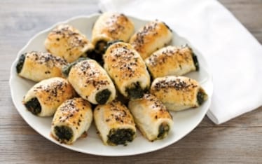 Rustici con pasta sfoglia, spinaci e mozzarella