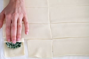 Preparazione Rustici con pasta sfoglia, spinaci e mozzarella - Fase 4