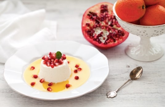Semifreddo al cioccolato bianco, salsa di mandarino e melograno