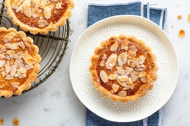 Tartellette al formaggio, mandorle e miele