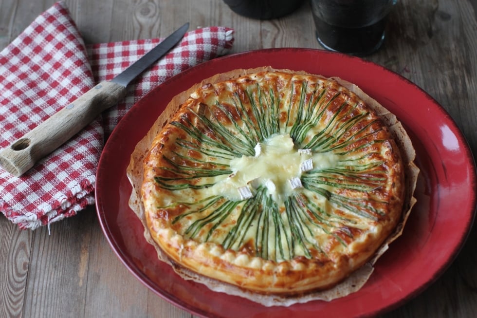 Torta salata con erba cipollina e brie  ricetta