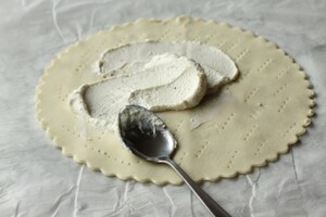Preparazione Torta salata con erba cipollina e brie  - Fase 2