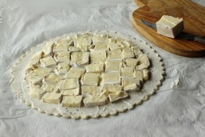 Preparazione Torta salata con erba cipollina e brie  - Fase 3