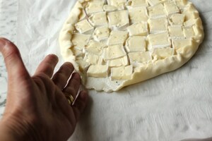 Preparazione Torta salata con erba cipollina e brie  - Fase 3
