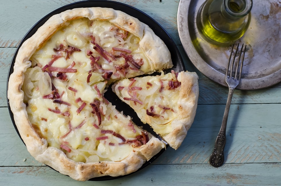 Torta salata con patate, speck, scamorza e cipolle caramellate ricetta