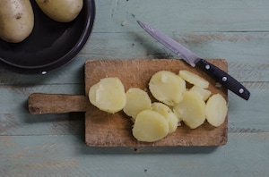 Preparazione Torta salata con patate, speck, scamorza e cipolle caramellate - Fase 1