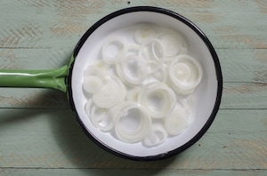 Preparazione Torta salata con patate, speck, scamorza e cipolle caramellate - Fase 1