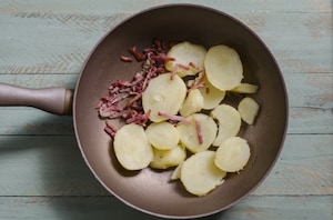 Preparazione Torta salata con patate, speck, scamorza e cipolle caramellate - Fase 2