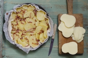 Preparazione Torta salata con patate, speck, scamorza e cipolle caramellate - Fase 3