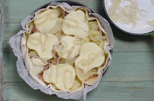 Preparazione Torta salata con patate, speck, scamorza e cipolle caramellate - Fase 3