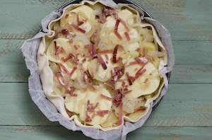Preparazione Torta salata con patate, speck, scamorza e cipolle caramellate - Fase 4
