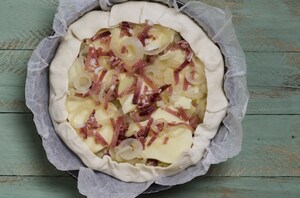 Preparazione Torta salata con patate, speck, scamorza e cipolle caramellate - Fase 4