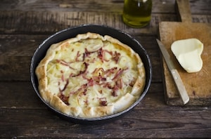 Preparazione Torta salata con patate, speck, scamorza e cipolle caramellate - Fase 5