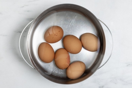 Preparazione Uova ripiene - Fase 1 Preparazione Uova ripiene - Fase 1