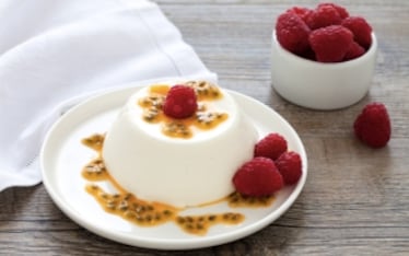 Budino al latticello e latte condensato con salsa al frutto della passione e lamponi