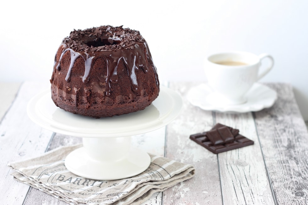 Ciambella al cacao con glassa al cioccolato fondente e rum ricetta