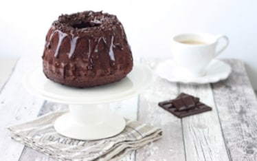 Ciambella al cacao con glassa al cioccolato fondente e rum