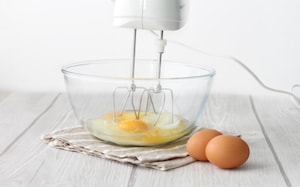 Preparazione Ciambella al cacao con glassa al cioccolato fondente e rum - Fase 1