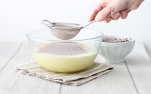 Preparazione Ciambella al cacao con glassa al cioccolato fondente e rum - Fase 2