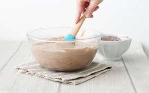 Preparazione Ciambella al cacao con glassa al cioccolato fondente e rum - Fase 2