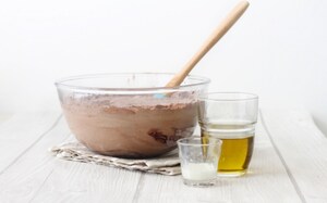 Preparazione Ciambella al cacao con glassa al cioccolato fondente e rum - Fase 3